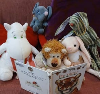 knuffelbeesten lezen in een boek