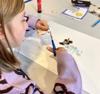 meisje knipt in papier