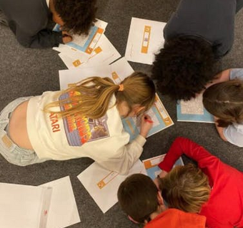 kinderen lossen opdrachten op