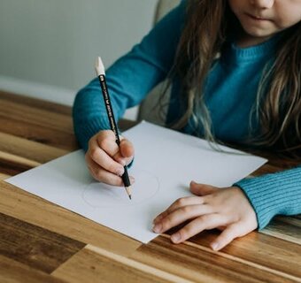 meisje maakt een tekening